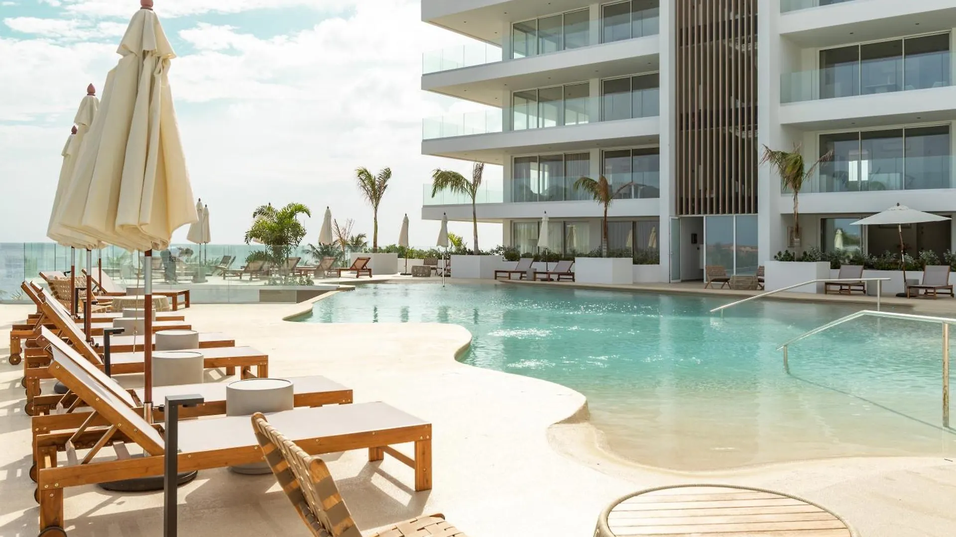 Luxe Penthouse Met Zeezicht En Directe Toegang Tot Zwembad En Strand Op Mambo Beach