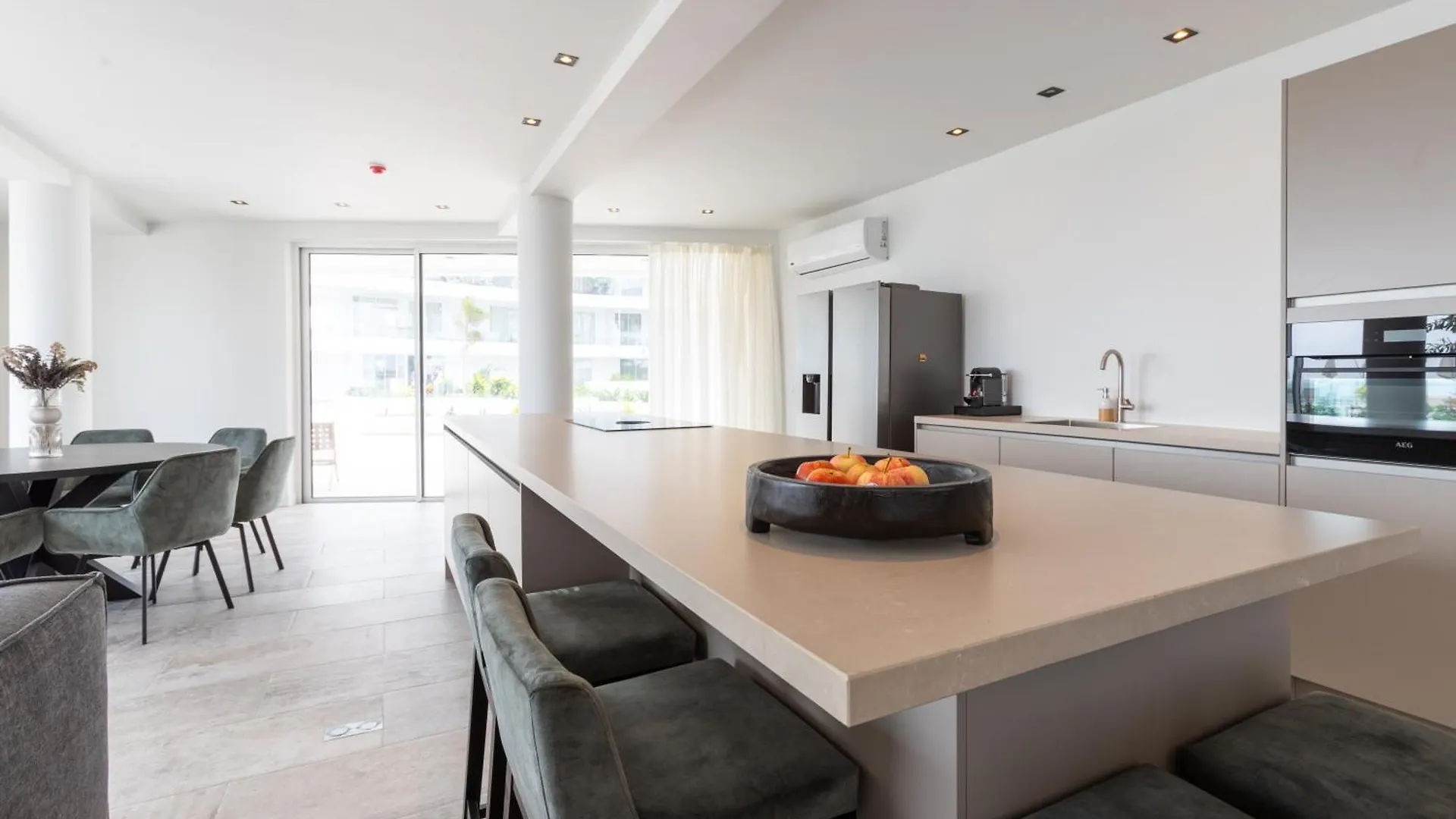 Apartment Luxe Penthouse Met Zeezicht En Directe Toegang Tot Zwembad En Strand Op Mambo Beach Curaçao